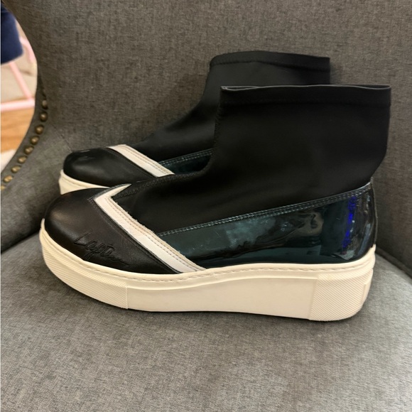 Stylish Black Women's Shoes - Picture 2 of 5